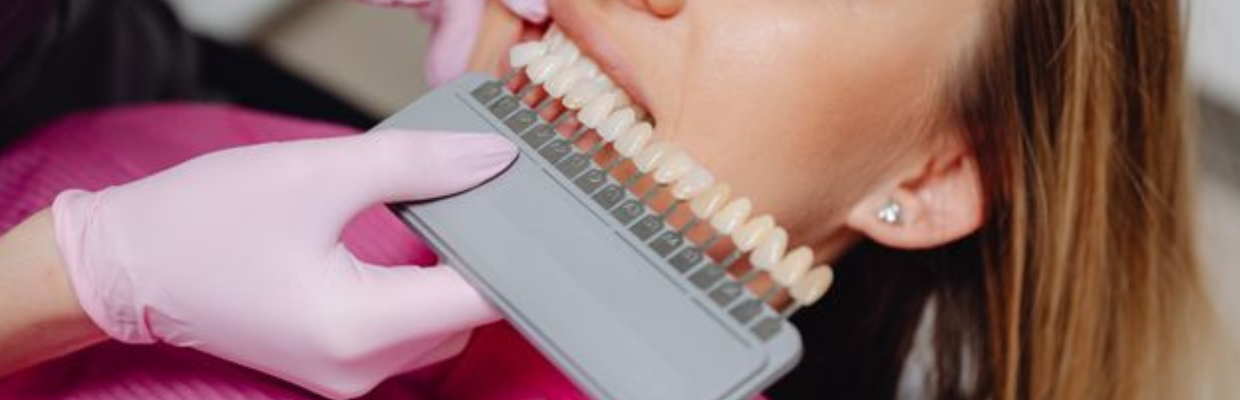 Implantul dentar vs. proteza dentară: Avantaje și dezavantaje. Cum facem alegerea