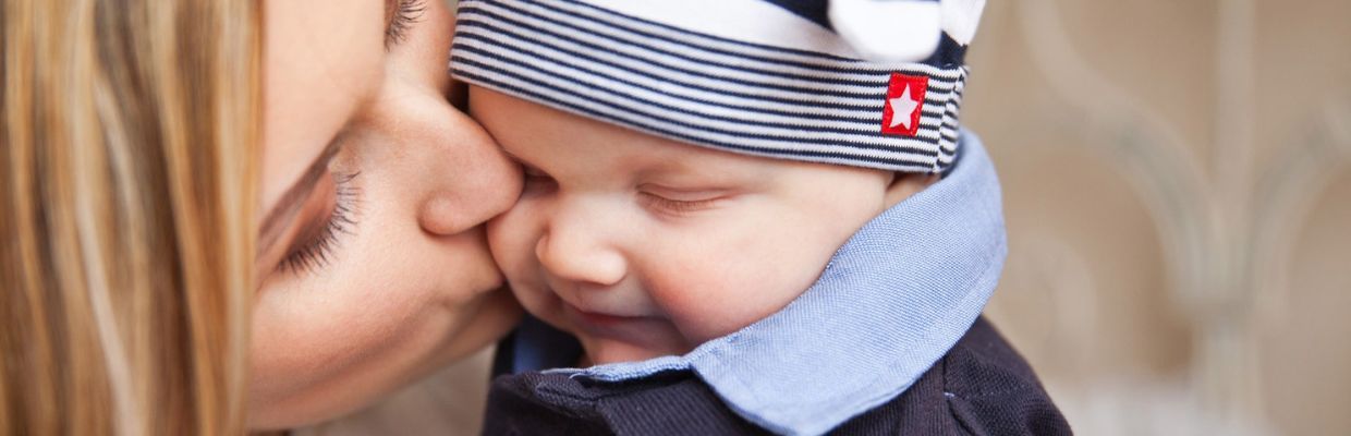 Singultus la bebelusi: Ce este, de ce apare, cum se poate preveni, complicatii