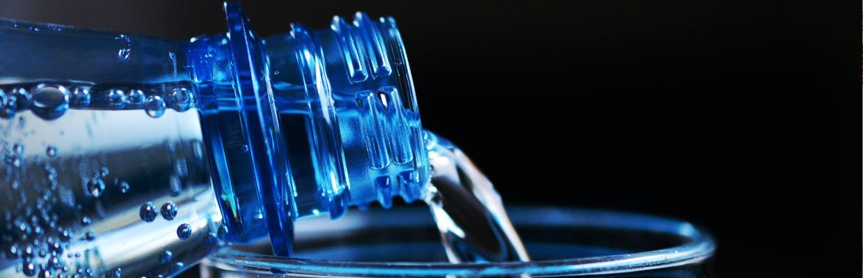 Apa alcalina: ce este, beneficii pentru organism, reguli de consum