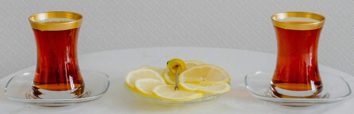 Top 5 ceaiuri anti-canicula: cum te hidratezi si opresti transpiratia natural
