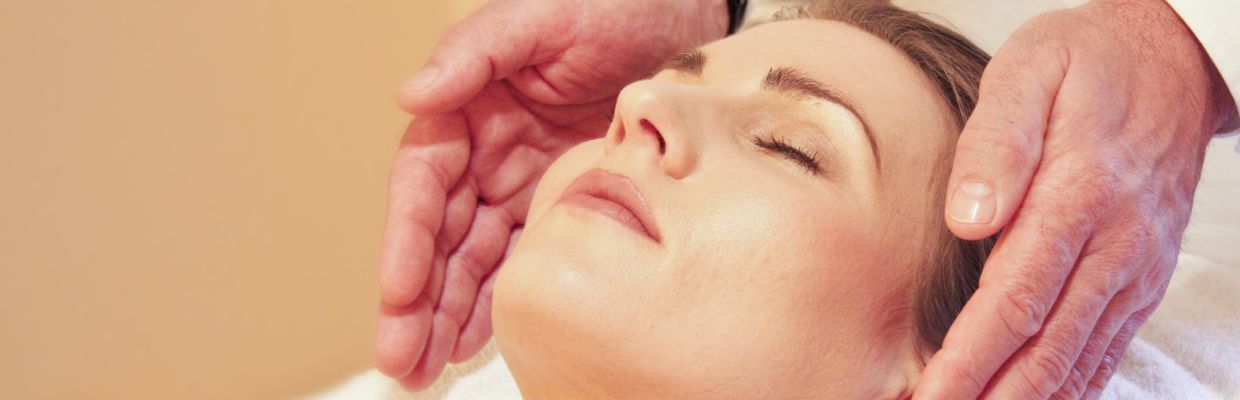 Terapia reiki: Cum te poate ajuta sa scapi de stres, ce trebuie sa stii