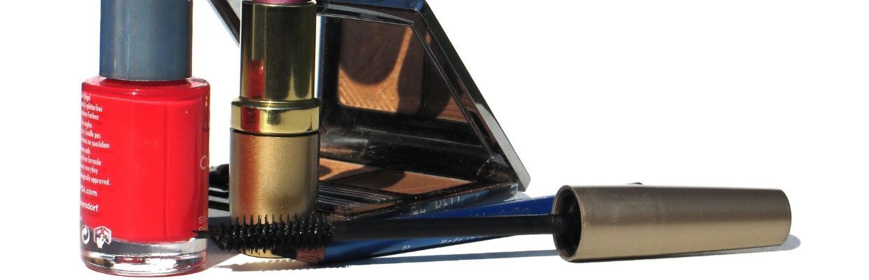 Substantele chimice din produsele cosmetice: care sunt riscurile si cum sa le evitam