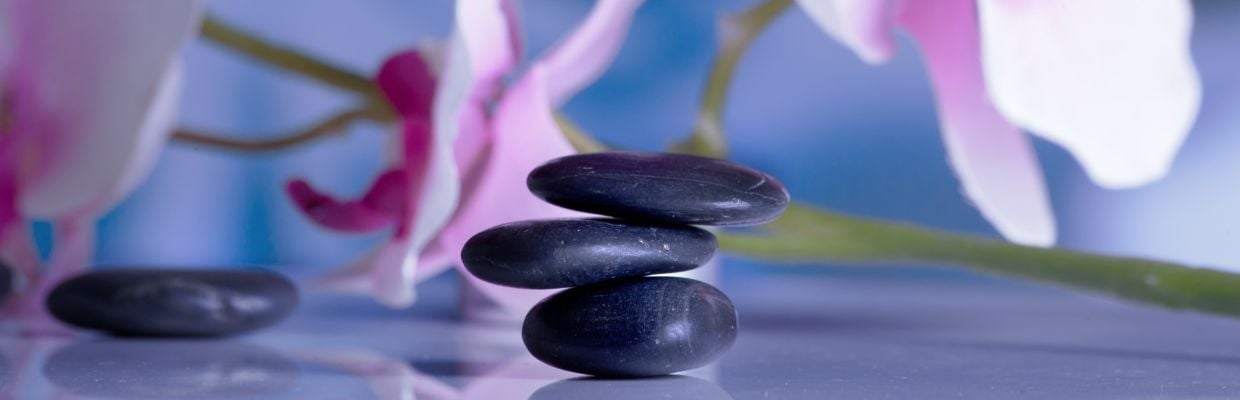 Terapia cu pietre fierbinti: beneficii, recomandari si contraindicatii