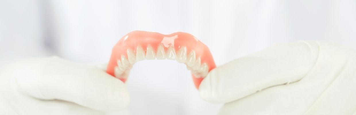 Care e cel mai bun adeziv pentru proteza dentara?