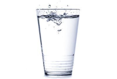 Apa alcalina: ce este, beneficii pentru organism, reguli de consum