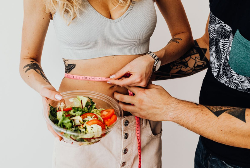Postul intermitent (intermittent fasting): ghid complet cu beneficii și contraindicații