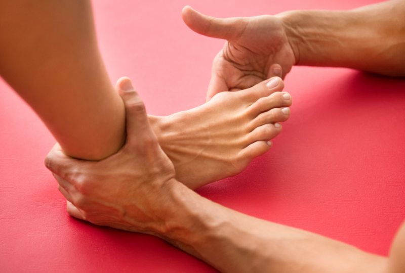 Hallux Valgus (monturi la picior): Ce este, de ce apare si cum poti ameliora durerea fara operatie