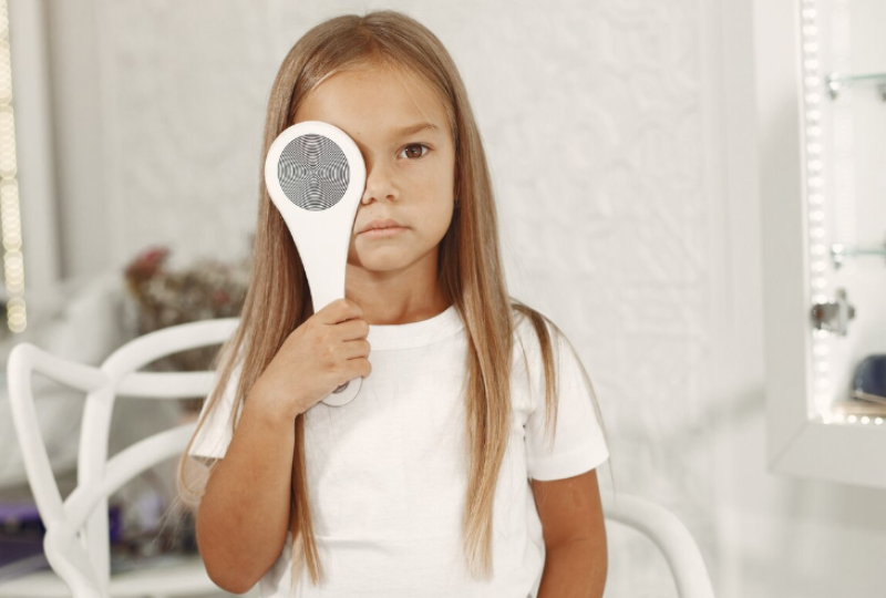 Cataracta congenitală la copii: Semne de avertizare, diagnostic, prevenție și opțiuni de tratament în funcție de vârstă