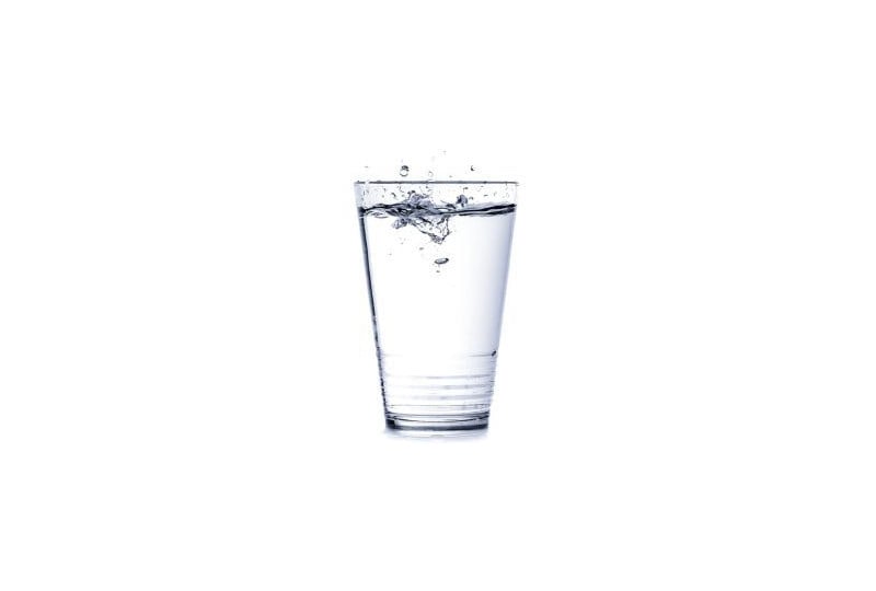 Apa alcalina: ce este, beneficii pentru organism, reguli de consum