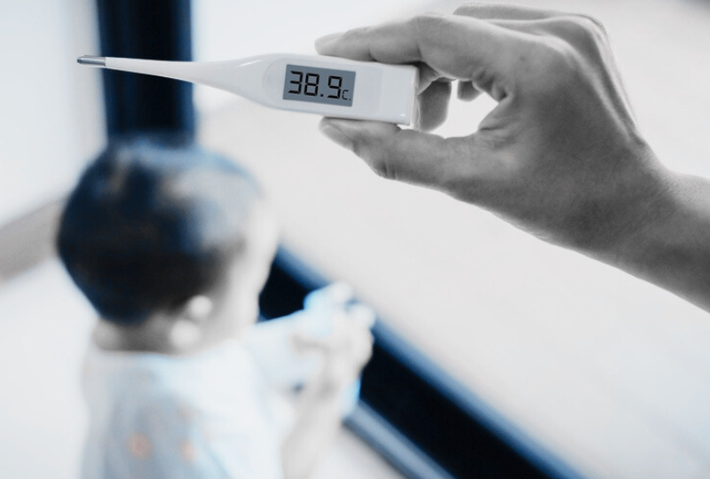 Convulsii febrile la copii: ghid complet - cauze, simptome convulsii bebelusi, prim ajutor si tratament