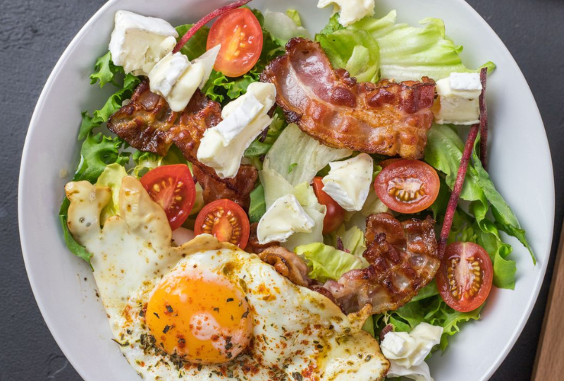 Dieta ketogenica: ghid complet, beneficii clinice si riscuri in starea de cetoza 
