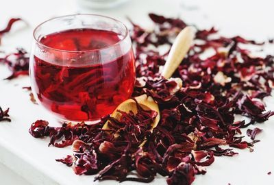 Ceaiul de hibiscus: Beneficii pentru organism