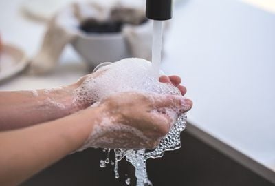 Cum alegem produsele antibacteriene pentru igiena mainilor