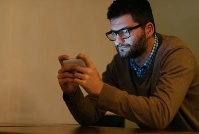 Lumina albastra emisa de ecrane afecteaza ochii?