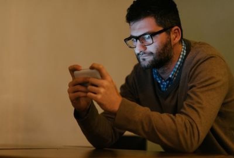 Lumina albastra emisa de ecrane afecteaza ochii?