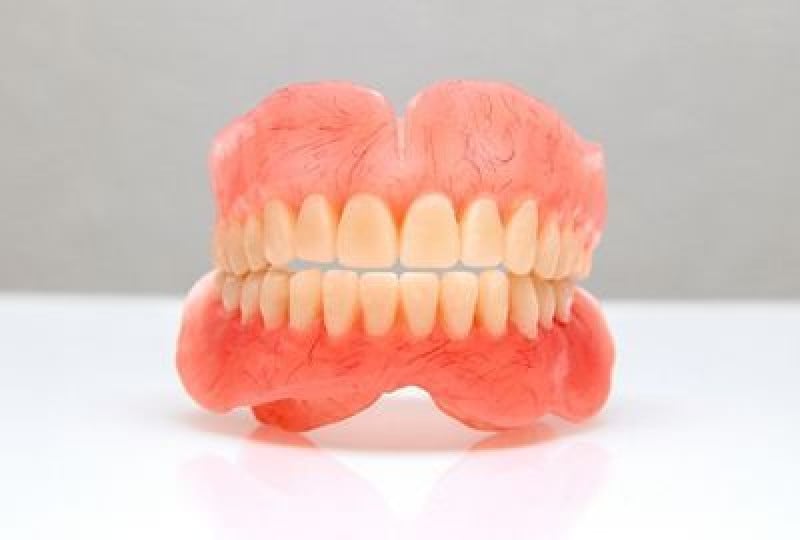 Proteza dentara elastica sau flexibila sau fixa: ce alegem?