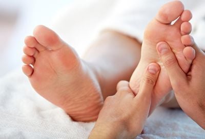 Tratament pentru bataturi cu sosete exfoliante. Cum il alegem