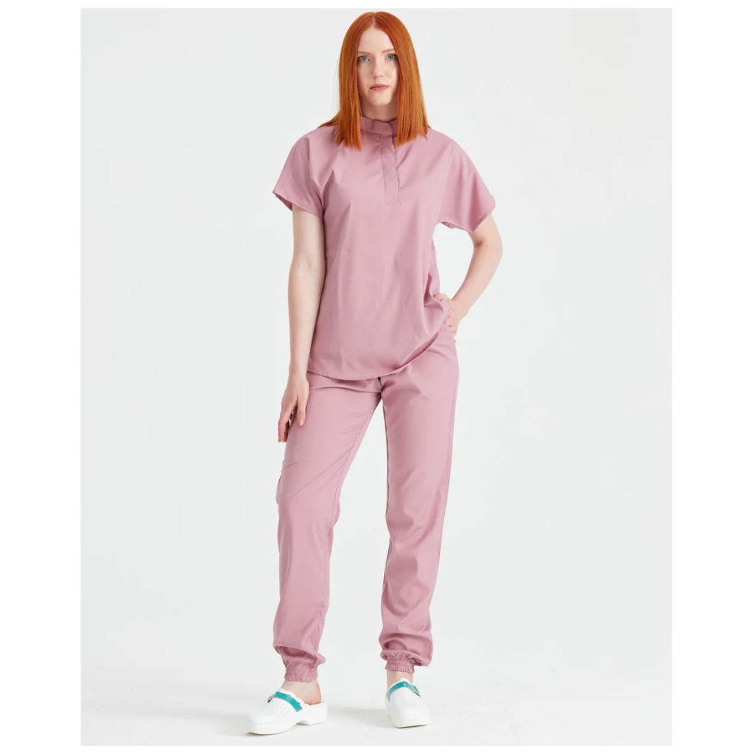Costum medical roz pudra unisex, Model Activity
