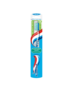 Periuta de dinti In-Between Clean, Medium, culori variate, 1 bucata, Aquafresh