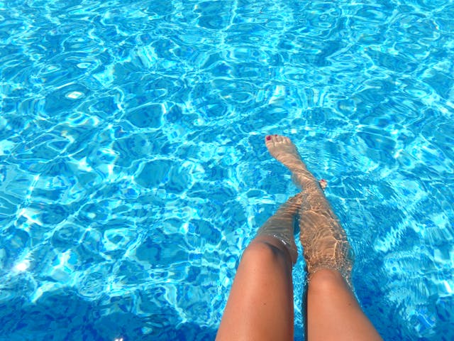 picioare_in_piscina
