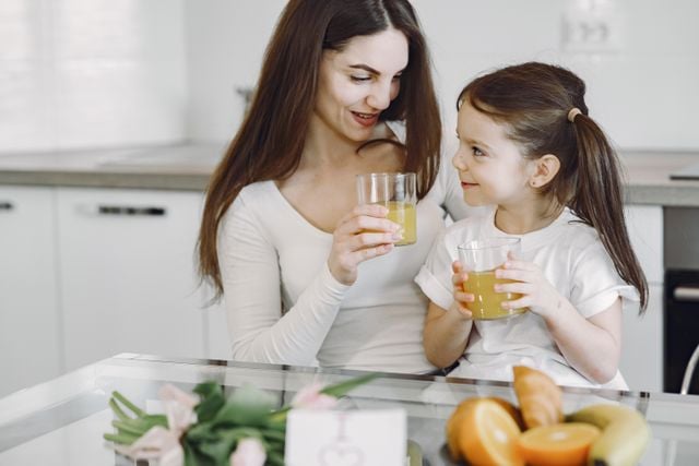 mama la masa cu un copil mama la masa cu un copil