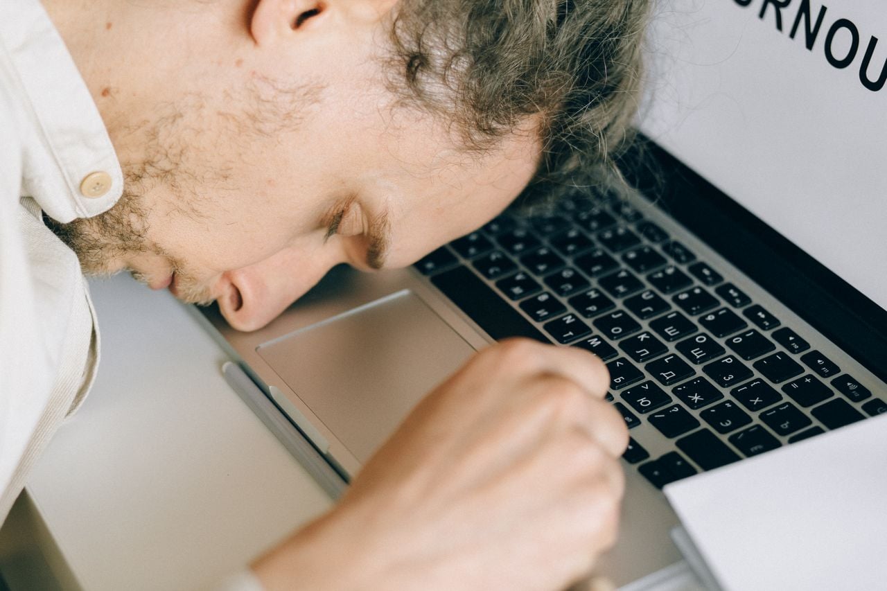 A obosit in timp ce statea pe laptop