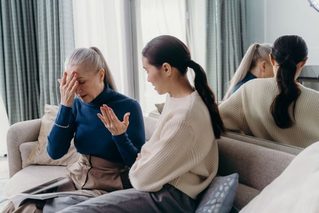 femei care discuta despre menopauza